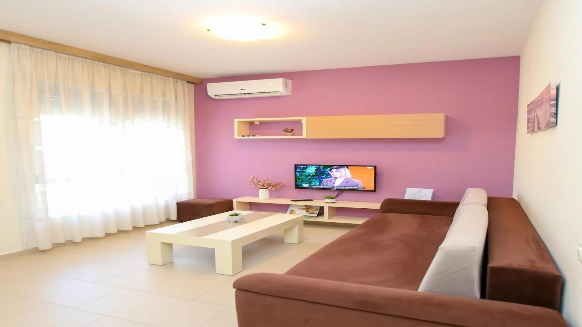 Spacious Apartment For Five Guests Vlorë アルバニア